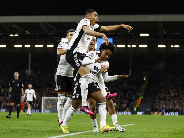Soccer Football - Premier League - Fulham v Chelsea - Craven Cottage, London, Britain - January 12, 2023 Fulham's Willian celebrates scoring their first goal with teammates Action Images via Reuters/Peter Cziborra EDITORIAL USE ONLY. No use with unauthorized audio, video, data, fixture lists, club/league logos or 'live' services. Online in-match use limited to 75 images, no video emulation. No use in betting, games or single club /league/player publications. Please contact your account representative for further details.