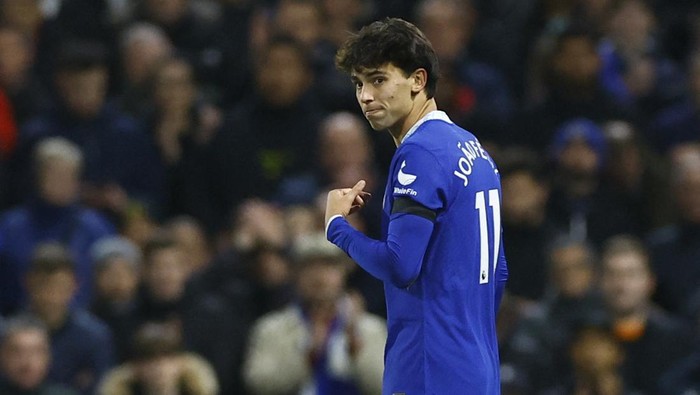 Soccer Football - Premier League - Fulham v Chelsea - Craven Cottage, London, Britain - January 12, 2023 Chelseas Joao Felix walks off the pitch after receiving a red card by referee David Coote Action Images via Reuters/Peter Cziborra EDITORIAL USE ONLY. No use with unauthorized audio, video, data, fixture lists, club/league logos or live services. Online in-match use limited to 75 images, no video emulation. No use in betting, games or single club /league/player publications.  Please contact your account representative for further details.