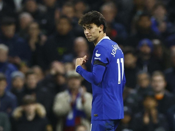 Soccer Football - Premier League - Fulham v Chelsea - Craven Cottage, London, Britain - January 12, 2023 Chelsea's Joao Felix walks off the pitch after receiving a red card by referee David Coote Action Images via Reuters/Peter Cziborra EDITORIAL USE ONLY. No use with unauthorized audio, video, data, fixture lists, club/league logos or 'live' services. Online in-match use limited to 75 images, no video emulation. No use in betting, games or single club /league/player publications.  Please contact your account representative for further details.