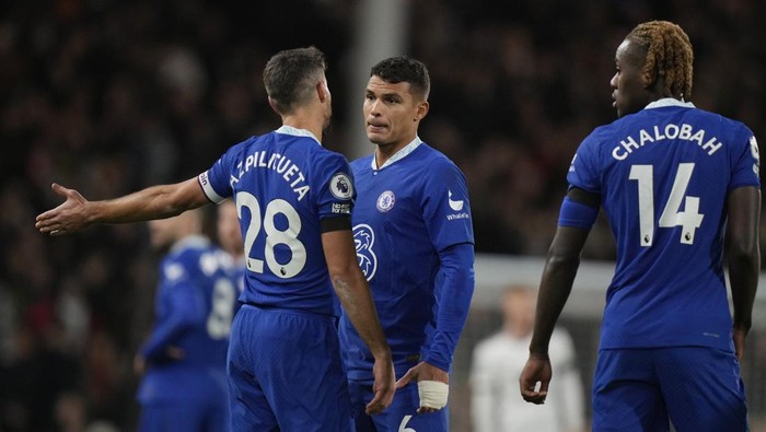 Chelseas Cesar Azpilicueta, left, and Chelseas Thiago Silva argue during the English Premier League soccer match between Fulham and Chelsea at the Craven Cottage stadium in London Thursday, Jan. 12, 2023. (AP Photo/Alastair Grant)