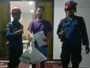 Hii! Ular Jatuh dari Plafon Rumah Bikin Kaget Warga Sukaraja Bogor