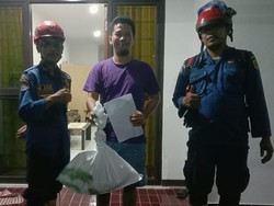 Hii! Ular Jatuh dari Plafon Rumah Bikin Kaget Warga Sukaraja Bogor