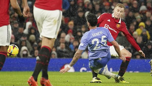 Bournemouth's Marcos Senesi, centre, and Manchester United's Donny van de Beek, right, challenge for the ball during the English Premier League soccer match between Manchester United and Bournemouth at Old Trafford in Manchester, England, Tuesday, Jan. 3, 2023. (AP Photo/Dave Thompson)