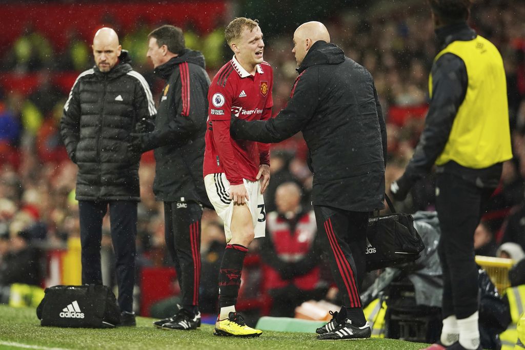 Manchester United's Donny van de Beek, centre, leaves the pitch after being injured during the English Premier League soccer match between Manchester United and Bournemouth at Old Trafford in Manchester, England, Tuesday, Jan. 3, 2023. (AP Photo/Dave Thompson)