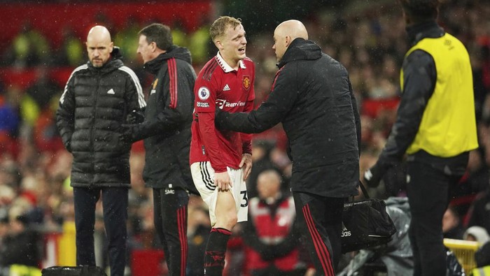 Manchester Uniteds Donny van de Beek, centre, leaves the pitch after being injured during the English Premier League soccer match between Manchester United and Bournemouth at Old Trafford in Manchester, England, Tuesday, Jan. 3, 2023. (AP Photo/Dave Thompson)