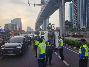 Ini Penyebab Truk Terguling hingga Bikin Macet Jl Gatsu Pagi Ini Ini Penyebab Truk Terguling hingga Bikin Macet Jl Gatsu Pagi Ini
