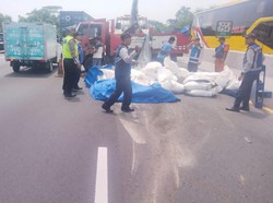 Truk Muat Gula Terguling di Tol Waru-Sidoarjo gegara Pecah Ban