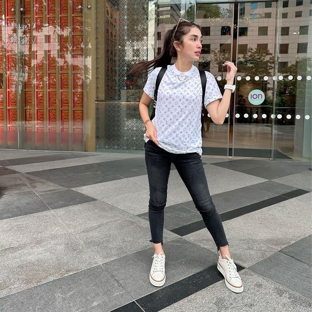 Gaya fashion Ussy Sulistiawaty