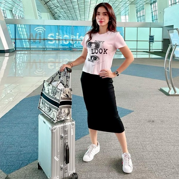 Gaya fashion Ussy Sulistiawaty