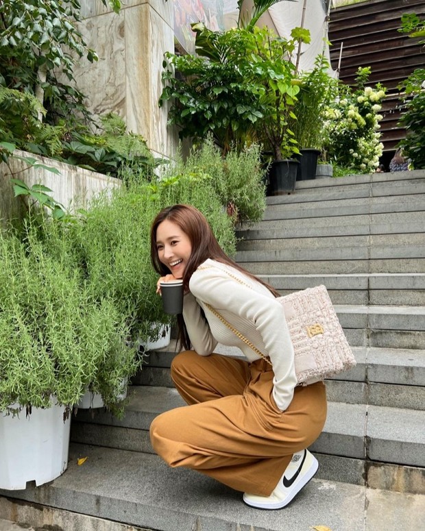 Gaya kasual ala Yuri SNSD. Foto: Instagram.com/yulyulk Gaya kasual ala Yuri SNSD. Foto: Instagram.com/yulyulk