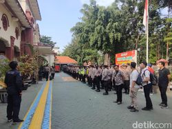 Ratusan Polisi Gladi Bersih Pengamanan Sidang Kanjuruhan di PN Surabaya
