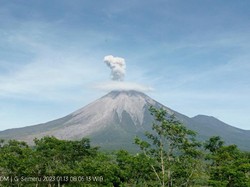 Gunung Semeru Kembali Erupsi, Semburan Abu Mengarah ke Barat Daya