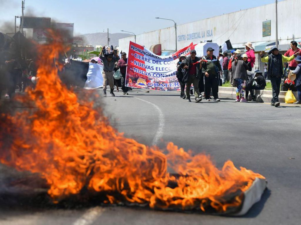 Potret Horor Demo di Peru: 47 Orang Tewas-Polisi Dibakar