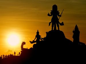 WNA Jadi Pemandu Wisata di Bali Transaksi Via Website, Apa Iya? WNA Jadi Pemandu Wisata di Bali Transaksi Via Website, Apa Iya?