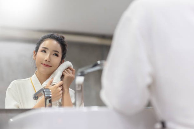 Gambaran ketika melakukan proses pembersihan wajah di malam hari.