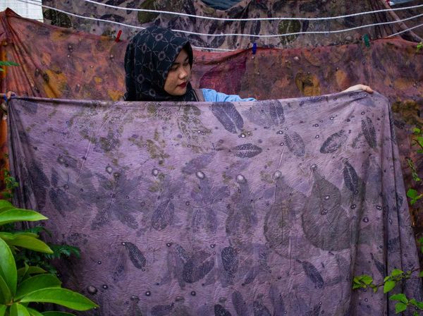 Intip Produksi Kain Ecoprint yang Raup Omzet hingga Puluhan Juta