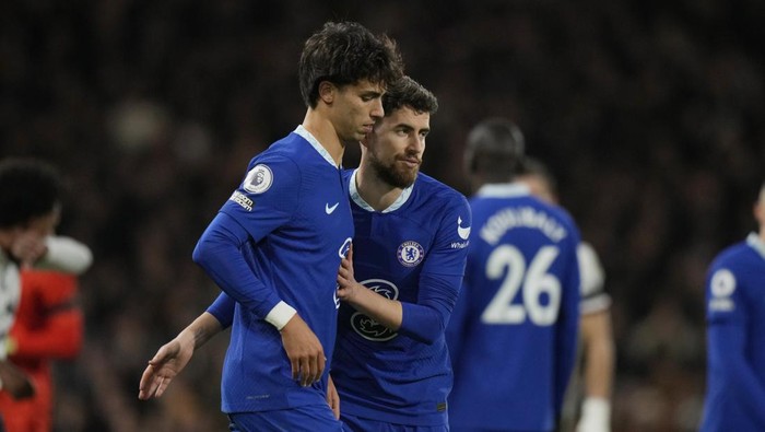 Chelseas Jorginho speaks to Chelseas Joao Felix, left, as he leaves the pitch after receiving a red card during the English Premier League soccer match between Fulham and Chelsea at the Craven Cottage stadium in London Thursday, Jan. 12, 2023. (AP Photo/Alastair Grant)