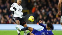 Ini adalah insiden di babak kedua laga Fulham vs Chelsea. Joao Felix menekel Kenny Tete. Foto: REUTERS/DAVID KLEIN