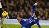 Lutut Tete pun telak kena terjangan Joao Felix. Foto: AP/Alastair Grant