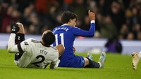 Tete terkapar usai kena tekel Joao Felix, yang di laga ini menjalani debut di Chelsea. Foto: AP/Alastair Grant