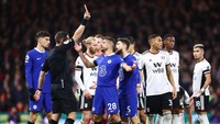 Kartu merah sontak diacungkan buat Joao Felix, mengakhiri debutnya di menit ke-58. Chelsea menelan kekalahan 1-2 di markas Fulham. Foto: Getty Images/Clive Rose 