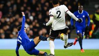Terjangan kaki Joao Felix yang berusaha merebut bola dari Tete rupanya kelewat tinggi. Foto: Getty Images/Craig Mercer/MB Media