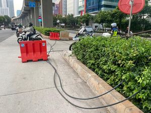 Awas! Kabel Listrik Menjuntai ke Jalan di Rasuna Said Jaksel