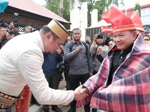 Dinilai Sosok Penengah, KSAD Dudung Diberi Gelar Adat Daeng Malewa di Gowa Dinilai Sosok Penengah, KSAD Dudung Diberi Gelar Adat Daeng Malewa di Gowa