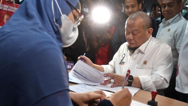 Ketua DPD RI La Nyalla Mattalitti (kanan) menyerahkan form dan berkas pendaftaran calon Ketua Umum PSSI periode 2023-2027 di Kantor PSSI, GBK Arena, Senayan, Jakarta, Jumat (13/1/2023). La Nyalla masuk menjadi salah satu kandidat calon Ketua Umum PSSI yang akan dipilih pada Kongres Luar Biasa (KLB) pada 16 Februari 2023. ANTARA FOTO/Aditya Pradana Putra/foc.