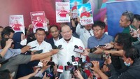 La Nyalla menjadi orang pertama yang menyerahkan berkas pencalonan sebagai Ketua Umum PSSI, yakni pada Jumat (13/1) siang. Pria yang kini menjabat sebagai Ketua DPD RI itu menyerahkan berkas-berkas di kantor PSSI didampingi sejumlah pendukung termasuk Presiden Klub Persiba Balikpapan Gede Widiade. (Randy Prasatya/detikcom)