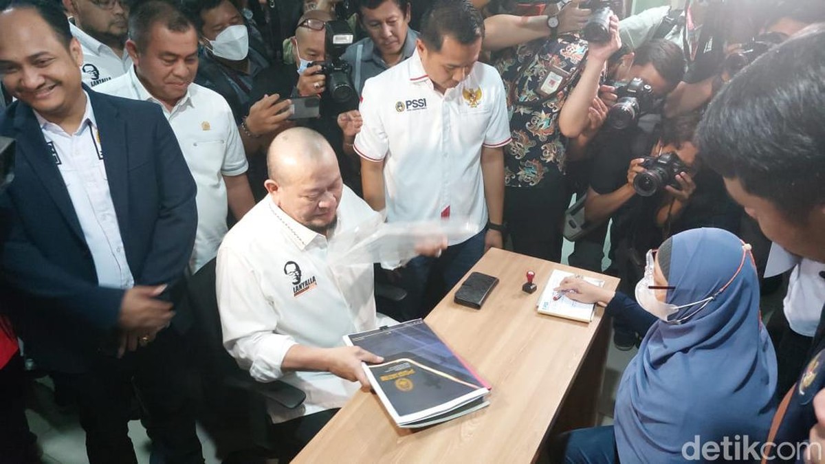 La Nyalla saat menyerahkan berkas ke PSSI. (Foto: Randy Prasatya/detikSport)