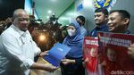 Dikawal Pendukung, La Nyalla Mattaliti Resmi Daftar Jadi Calon Ketum PSSI