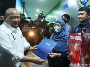 Dikawal Pendukung, La Nyalla Mattaliti Resmi Daftar Jadi Calon Ketum PSSI Dikawal Pendukung, La Nyalla Mattaliti Resmi Daftar Jadi Calon Ketum PSSI