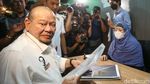 Dikawal Pendukung, La Nyalla Mattaliti Resmi Daftar Jadi Calon Ketum PSSI
