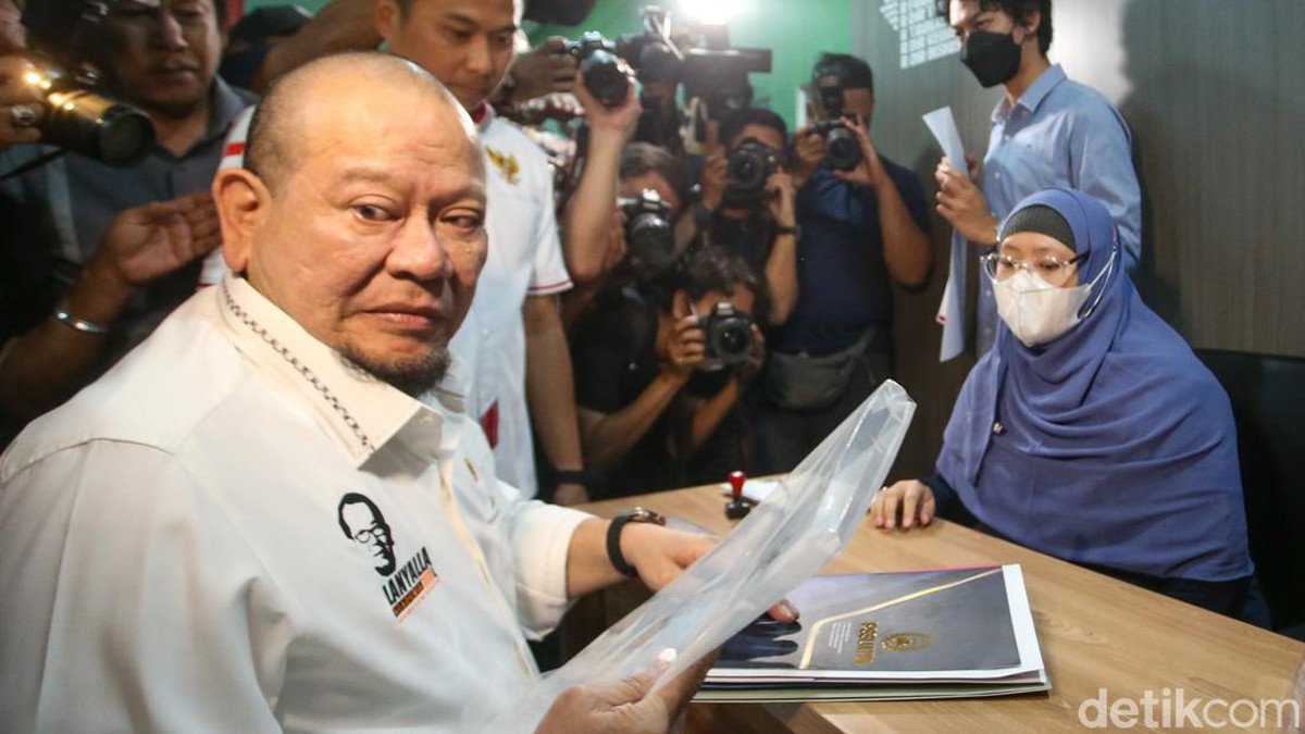 La Nyalla saat menyerahkan formulir pendaftaran calon Ketua Umum PSSI. (Foto: Rifkianto Nugroho)