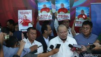 Tim pendukung yang mengantarkan La Nyalla dalam penyerahan berkasnya ramai-ramai membawa poster yang bertuliskan Nyallakan Sepak Bola Indonesia dan La Nyalla for PSSI 1.