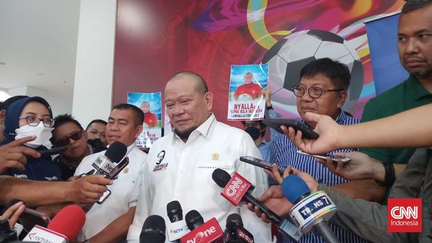 La Nyalla Mattalitti resmi mendaftarkan diri sebagai calon ketua PSSI, Jumat (13/1)