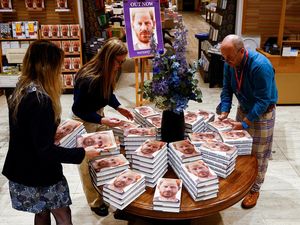 Laris Manis Buku Kontroversial Pangeran Harry, Laku 1,4 Juta Eksemplar