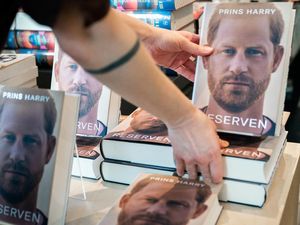 Penulis Bayangan Buku Memoar Pangeran Harry Buka Suara, Tertekan Gegara Paparazi Penulis Bayangan Buku Memoar Pangeran Harry Buka Suara, Tertekan Gegara Paparazi