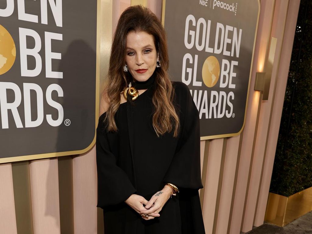 Gaya Lisa Marie Presley Bergaun Hitam di Golden Globes 2 Hari Sebelum Wafat Gaya Lisa Marie Presley Bergaun Hitam di Golden Globes 2 Hari Sebelum Wafat