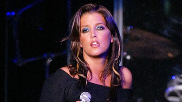 LOS ANGELES - OCTOBER 11:  Singer Lisa Marie Presley performs at the Avalon October 11, 2003 in Los Angeles, California.  (Photo by Kevin Winter/Getty Images) (Photo by Kevin Winter / Getty Images North America / Getty Images via AFP)