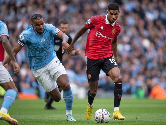 MANCHESTER, ENGLAND - OCTOBER 02: Marcus Rashford of Manchester United and Manuel Akanji of Manchester City in action during the Premier League match between Manchester City and Manchester United at Etihad Stadium on October 2, 2022 in Manchester, United Kingdom. (Photo by Visionhaus/Getty Images)