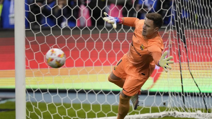 Barcelonas goalkeeper Marc-Andre ter Stegen, jumps to save a penalty kick during a semifinal soccer match in the Spanish Super Cup between Barcelona and Real Betis, in Riyadh, Saudi Arabia, Thursday, Jan. 12, 2023. (AP Photo/Hussein Malla)