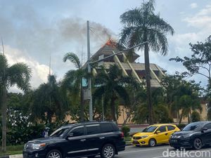Lagi Direnovasi, Atap Masjid Agung Batam Terbakar