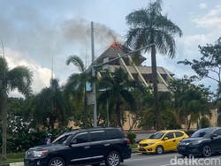 Lagi Direnovasi, Atap Masjid Agung Batam Terbakar