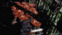 Melihat Proses Pembuatan Kue Keranjang di Cikarang