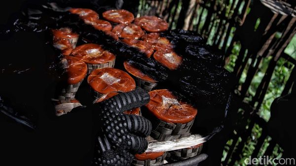 Melihat Proses Pembuatan Kue Keranjang di Cikarang