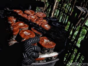 Melihat Proses Pembuatan Kue Keranjang di Cikarang