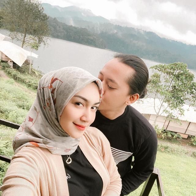 Melody Prima dan Suami Melody Prima dan Suami