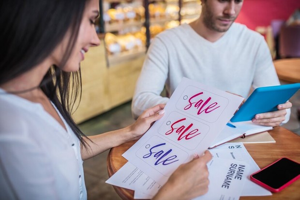 Memasarkan bisnis kamu dengan memasang iklan di platform online ataupun secara cetak.